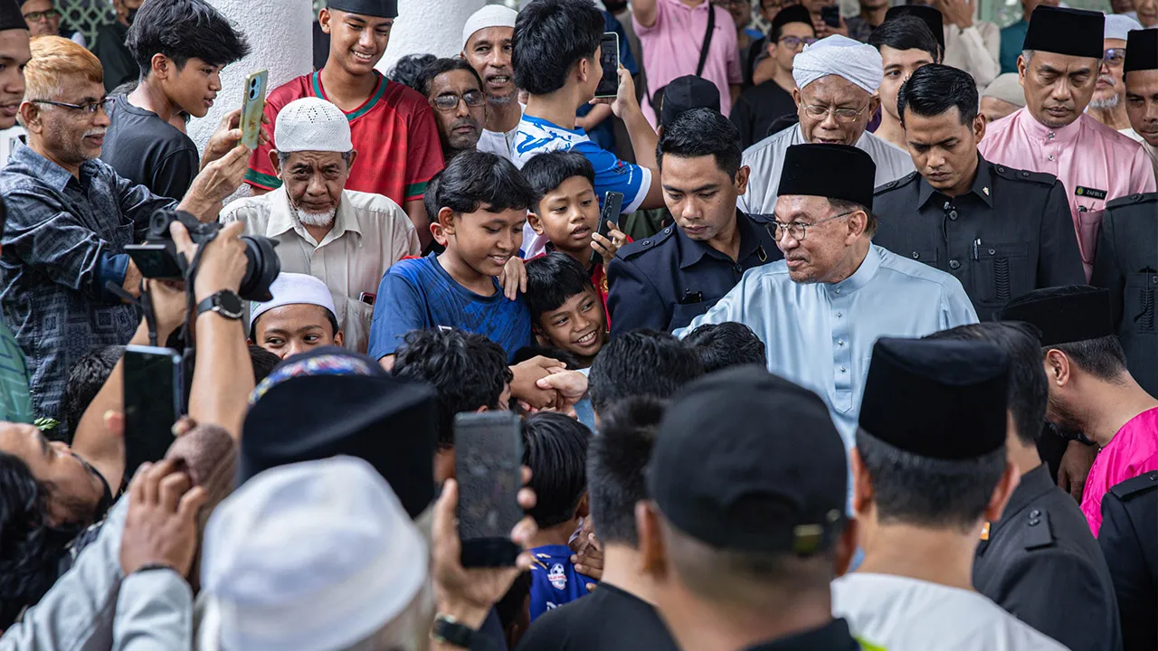 KUALA LUMPUR, 4 Sept - Perdana Menteri Datuk Seri Anwar Ibrahim beramah mesra bersama jemaah selepas menunaikan solat Jumaat di Masjid Bukit Indah hari ini. - fotoBERNAMA (2026) HAK CIPTA TERPELIHARA