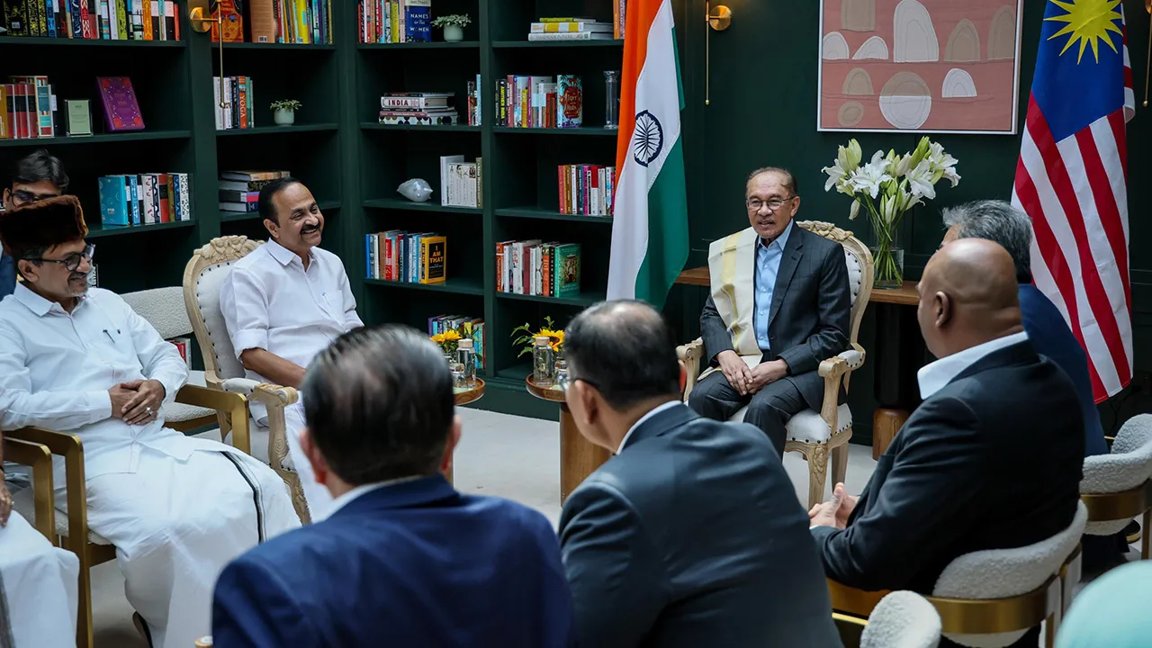 KERALAM (INDIA), 14 Sept - Perdana Menteri Datuk Seri Anwar Ibrahim mengadakan pertemuan dengan Ketua Menteri Keralam V. D. Satheesan di Calicut, hari ini bagi membincangkan kerjasama dua hala antara Malaysia dengan Keralam. - fotoBERNAMA (2026) HAK CIPTA TERPELIHARA KERALAM (INDIA), Sept 14 - Prime Minister Datuk Seri Anwar Ibrahim meets Keralam Chief Minister V. D. Satheesan in Calicut today to discuss bilateral cooperation between Malaysia and Keralam. - fotoBERNAMA (2026)