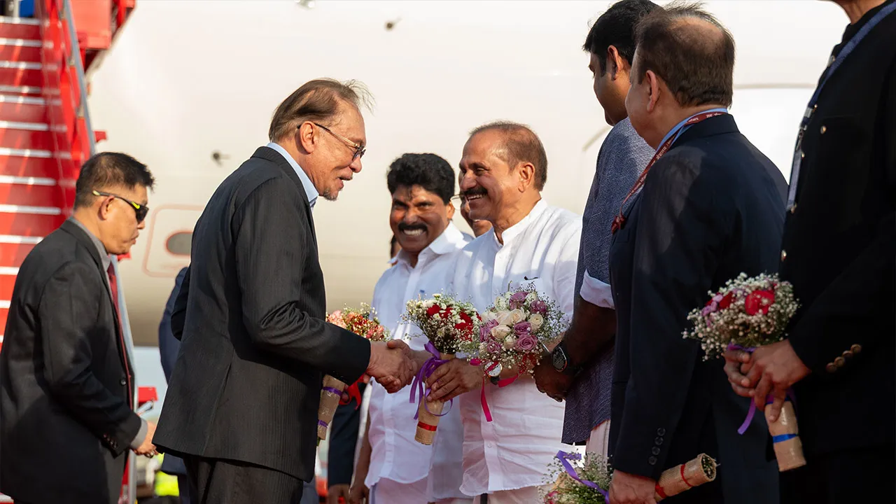 YAB Perdana Menteri, Dato' Seri Anwar Ibrahim bersama delegasi Malaysia tiba di Lapangan Terbang Calicut, Kozhikode, untuk memulakan lawatan rasmi ke wilayah Kerala, India. 13 September 2026. FATH RIZAL/Pejabat Perdana Menteri.