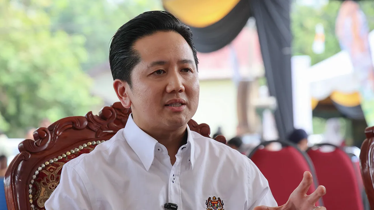 KUALA BERANG, 5 Sept - Menteri Sumber Asli dan Kelestarian Alam, Datuk Seri Arthur Joseph Kurup ketika sidang media pada Majlis Penyerahan Projek Kampung dan Sekolah Angkat MADANI di Kampung Basong, hari ini. - fotoBERNAMA