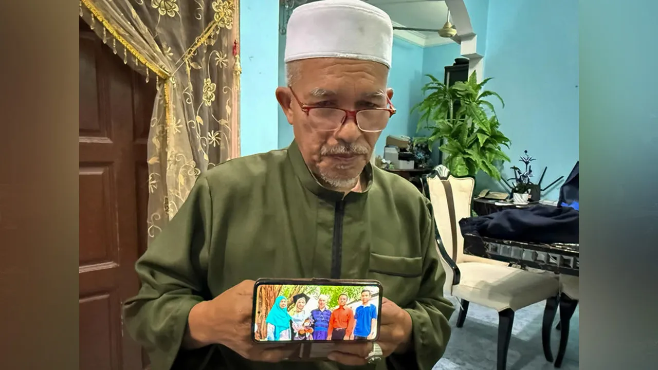 KOTA BHARU, 8 Sept - Kamarudin Salleh, bapa kepada salah seorang penumpang helikopter yang terhempas berhampiran Long Lellang, Sarawak, Dr. Ainul Baroah, menunjukkan gambar anaknya (dua, kiri) bersama ahli keluarga ketika ditemui pemberita di kediamannya di Kampung Baung, Pengkalan Chepa di sini malam ini. Terdahulu, Pihak Berkuasa Penerbangan Awam Malaysia (CAAM) memaklumkan sebuah helikopter BO-105 yang membawa lima individu termasuk juruterbang terhempas berhampiran Lapangan Terbang Landasan Pendek (STOL