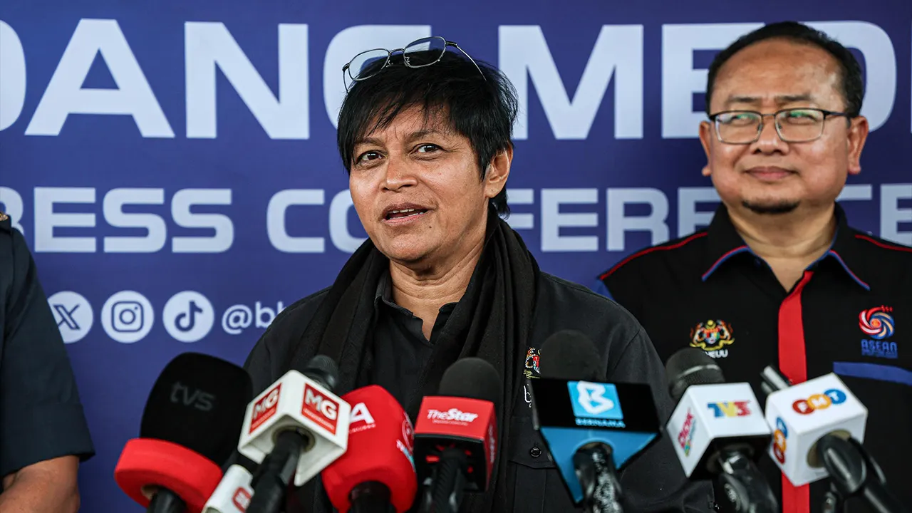 KUALA LUMPUR, 23 Sept - Menteri di Jabatan Perdana Menteri (Undang-Undang dan Reformasi Institusi) Datuk Seri Azalina Othman Said (tengah) bercakap kepada pemberita selepas Program Literasi Akta Antibuli (Akta 876) dan Peranan Tribunal bagi Antibuli (TAB) di Maktab Tentera Diraja hari ini. - fotoBERNAMA