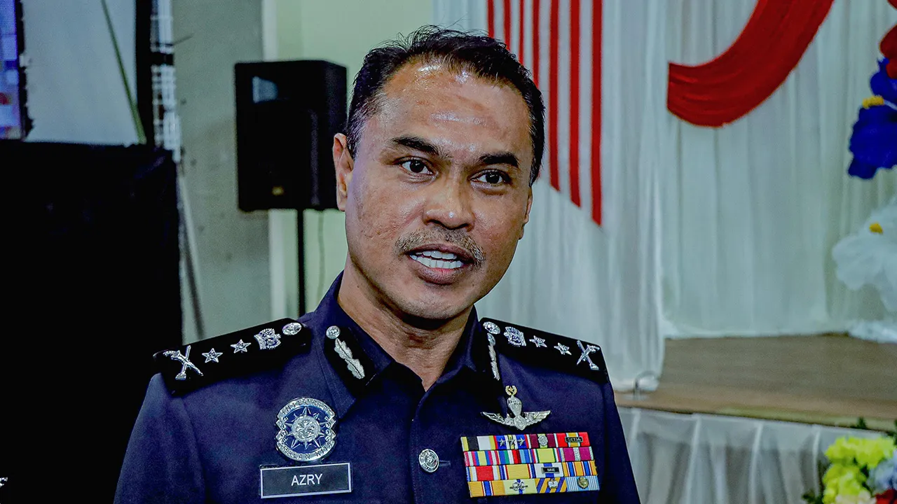 KUANTAN, 26 Ogos - Pemangku Ketua Polis Pahang Datuk Azry Akmar Ayob bercakap pada sidang media selepas merasmikan Program Pencegahan Jenayah Sempena Kempen Kibar Jalur Gemilang Peringkat Kontinjen Pahang di Maahad Tahfiz Negeri Pahang, Tanjung Lumpur hari ini. - fotoBERNAMA (2026) 
