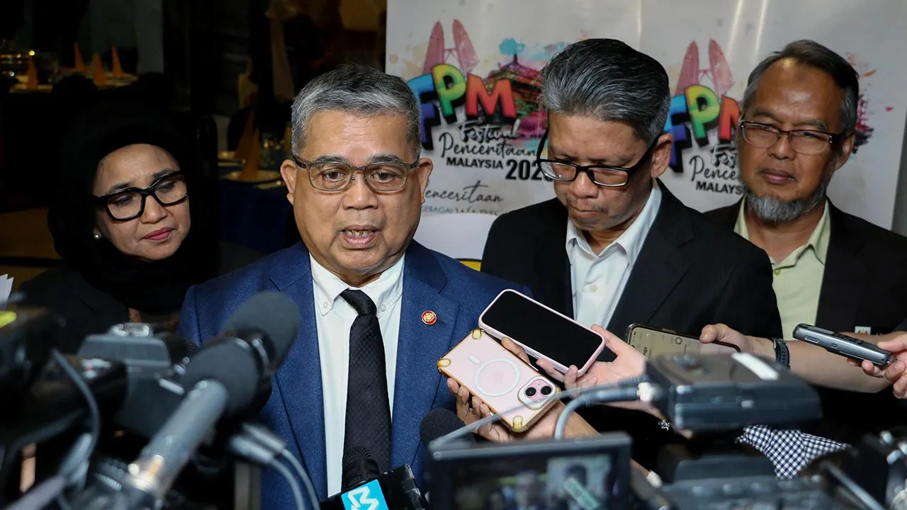 KUALA LUMPUR, 21 Sept - Menteri Perpaduan Negara, Datuk Aaron Ago Dagang (dua, kiri) semasa sesi temu bual bersama media selepas merasmikan Festival Penceritaan Malaysia (FPM) 2026: Penceritaan Sebagai Warisan Masyarakat Berilmu di Perpustakaan Negara Malaysia hari ini. - fotoBERNAMA (2026) HAK CIPTA TERPELIHARA