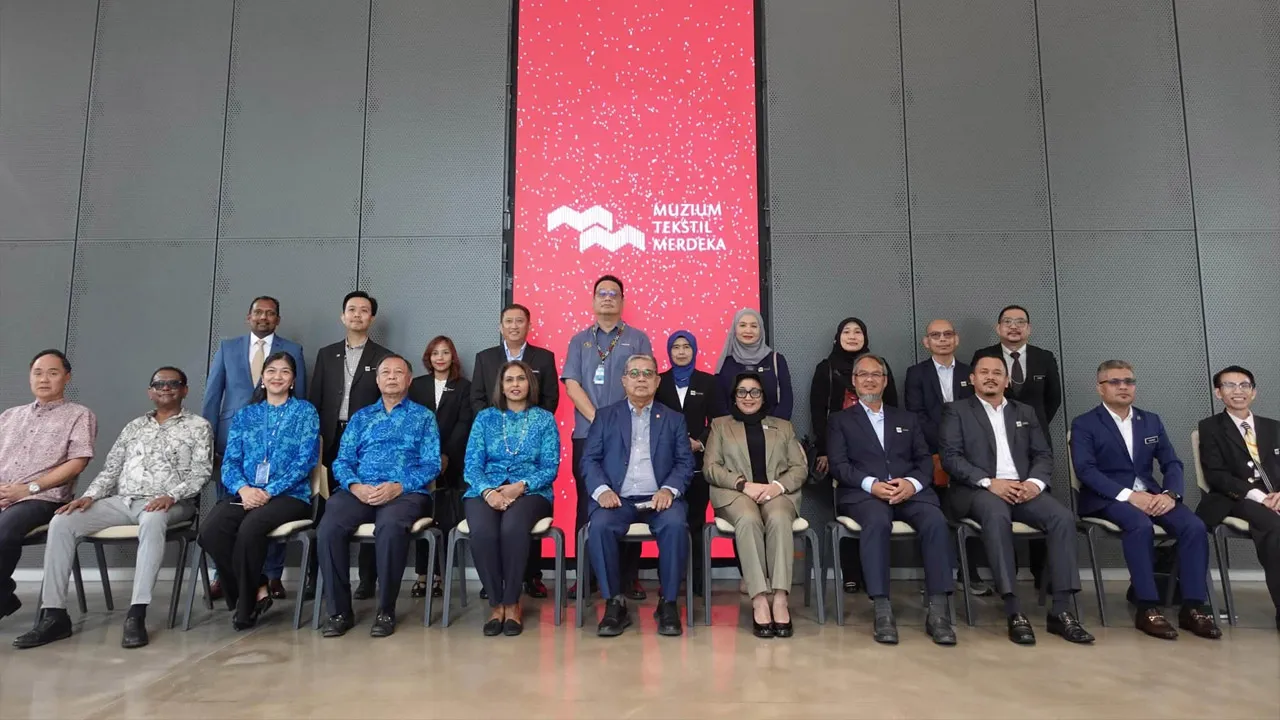 Mengadakan pertemuan bersama warga kerja Muzium Tekstil Merdeka (MTM) yang terletak di Merdeka 118, Kuala Lumpur. Muzium ini mengetengahkan Koleksi Khazanah Azah Aziz sebagai antara tarikan utamanya, menghimpunkan koleksi peribadi tokoh budaya Allahyarhamah Azah Aziz yang merangkumi 240 busana tradisi dan 69 barangan kemas klasik, termasuk sarung songket, Baju Kurung Limar dan Tekat Emas. Khazanah ini bukan sekadar koleksi pameran, tetapi menjadi wadah penting dalam memelihara sejarah, _FB Aaron Ago Dagang