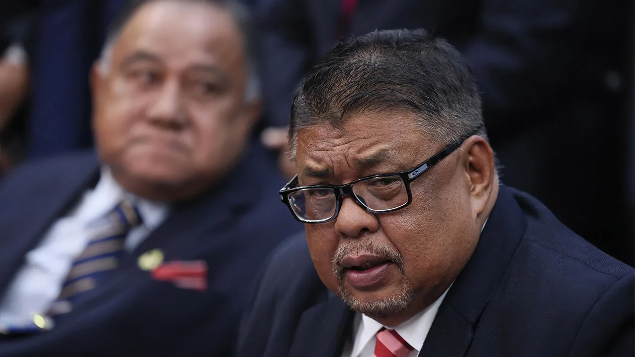MELAKA, 22 Sept - Ketua Menteri Melaka Datuk Seri Ab Rauf Yusoh bercakap pada sidang media di Kompleks Seri Negeri hari ini. Dewan Undangan Negeri (DUN) Melaka dibubarkan berkuat kuasa esok, bagi memberi laluan kepada proses Pilihan Raya Negeri (PRN) ke-16. - fotoBERNAMA