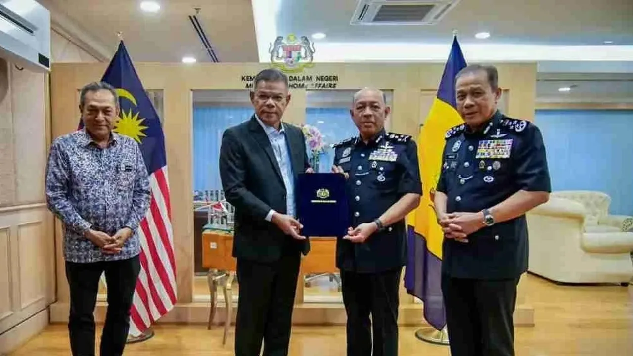 Abdul Aziz (dua dari kanan) dilantik sebagai Timbalan Ketua Polis Negara baharu berkuat kuasa 9 September. -- SINAR HARIAN