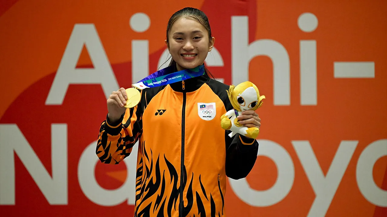 NAGOYA, 22 Sept - Atlet karate wanita negara Adeola Fay Robert mempamerkan pingat emas pertama Malaysia yang dimenanginya pada aksi final Kumite bawah 55 kilogram (kg) di Sukan Asia Aichi-Nagoya 2026 di Gimnasium Toyohashi, hari ini. Atlet berusia 20 tahun dari Sabah itu menampilkan aksi tenang dan bertenaga untuk menewaskan wakil Iran, Fatemehzahra Saeidabadi 6-4, sekali gus melakar kejayaan bermakna dalam penampilan sulungnya di pentas Sukan Asia. - fotoBERNAMA