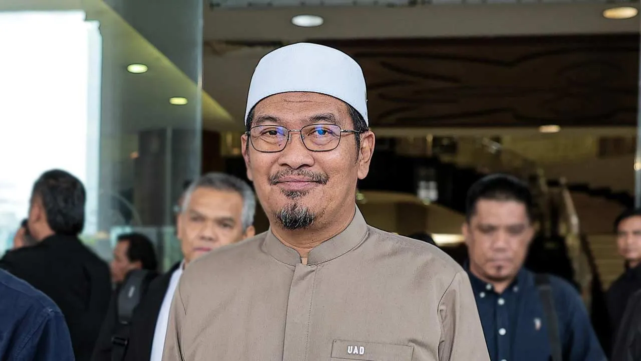 KUALA LUMPUR, 6 April - Penceramah bebas Ahmad Dusuki Abd Rani selepas prosiding kes saman fitnah yang difailkan Datuk Fahmi Fadzil berhubung dakwaan kononnya Menteri Komunikasi itu menyampaikan ceramah politik di sebuah masjid di Rawang, Selangor di Kompleks Mahkamah Kuala Lumpur hari ini. - fotoBERNAMA (2026) HAK CIPTA TERPELIHARA