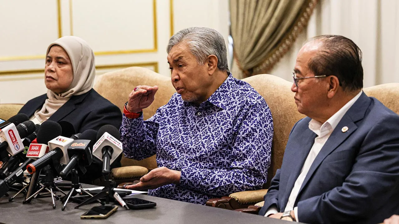 KUCHING, 16 Sept - Timbalan Perdana Menteri merangkap Menteri Kemajuan Desa dan Wilayah, Datuk Seri Dr Ahmad Zahid Hamidi (tengah) ketika sidang media selepas mempengerusikan Mesyuarat High Level Committee (HLC) Jawatankuasa Pengurusan Bencana Negara ke-2, Bilangan 1 Tahun 2026 di Wisma Bapa Malaysia hari ini. Turut hadir Timbalan Premier Sarawak merangkap Pengerusi Jawatankuasa Pengurusan Bencana Negeri Sarawak Datuk Amar Douglas Uggah Embas (kanan) dan Timbalan Menteri Kemajuan Desa dan Wilayah Datuk Rubi