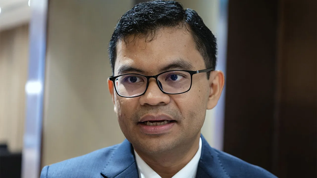 KUALA LUMPUR, Sept 25 - Economy Minister Akmal Nasrullah Mohd Nasir speaks to media after attending the 3rd Economic Forum 2026 today. - fotoBERNAMA
