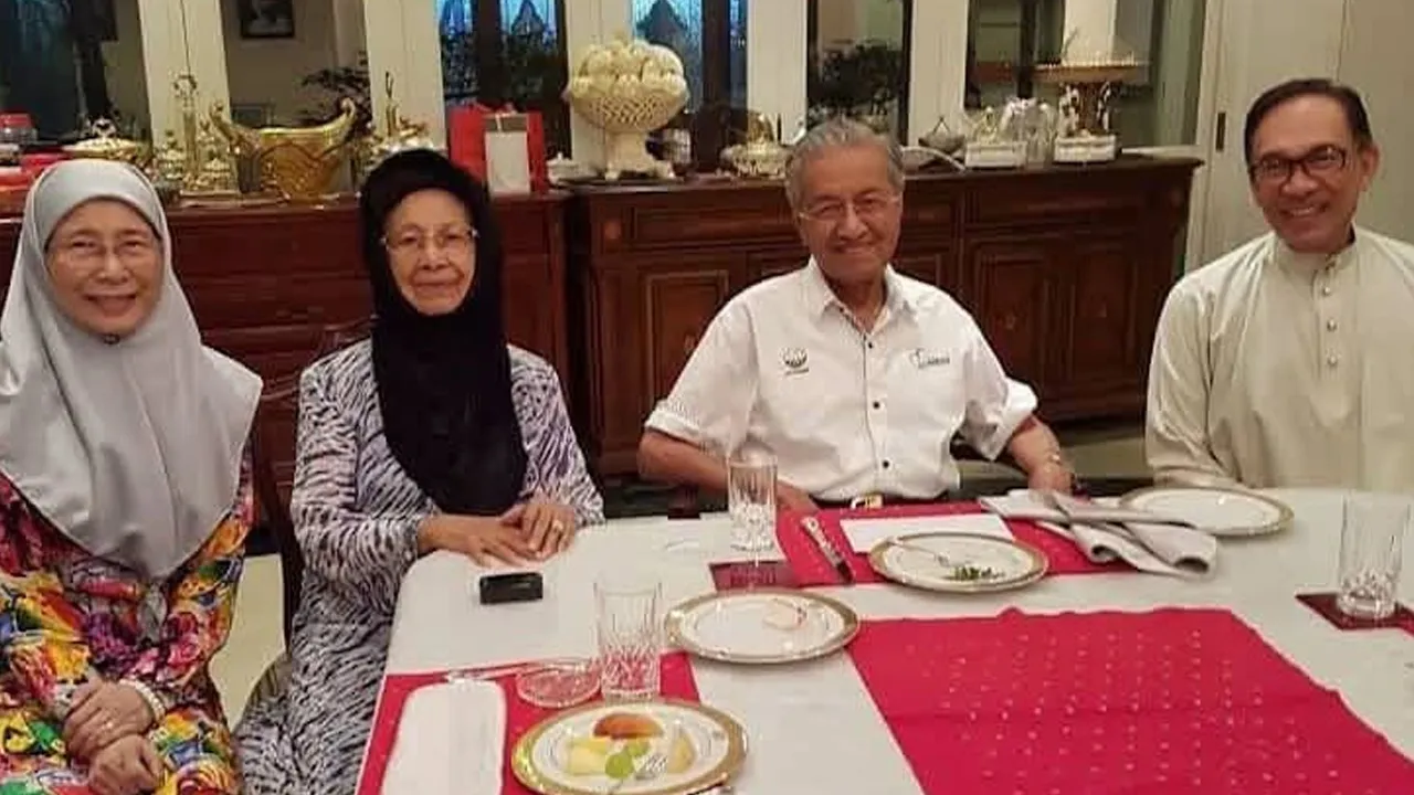 Saya, Azizah dan keluarga berdukacita menerima khabar pemergian Almarhumah Tun Dr Siti Hasmah Mohamad Ali pagi ini. Kami mengenali Almarhumah sebagai Kak Hasmah, seorang yang lembut tutur katanya, namun tabah dan kuat jiwanya, malah sentiasa mengambil berat tentang orang di sekelilingnya dengan kasih sayang seorang ibu.