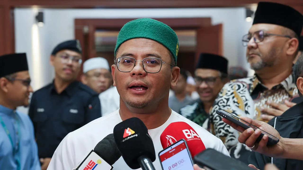 PUTRAJAYA, 16 Sept - Menteri Besar Selangor Datuk Seri Amirudin Shari bercakap pada sidang media sempena Majlis Perasmian Festival Buku Islami 2026 dan Pelancaran Buku Pedoman Buat Muda Mudi Muslim karya Seyyed Hossein Nasr di Auditorium Masjid Putra hari ini. - fotoBERNAMA (2026) HAK CIPTA TERPELIHARA 
