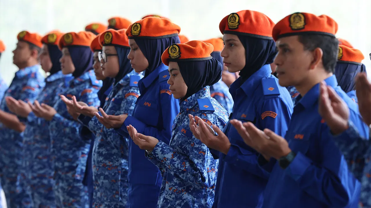 ANGI, 6 Dis - Sebahagian daripada Anggota Angkatan Pertahanan Awam Malaysia (APM) mengaminkan doa pada Majlis Pelepasan Skuad Ihsan MADANI Agensi Pengurusan Bencana Negara (NADMA) APM di Ibu Pejabat APM hari ini. Majlis disempurnakan oleh Ketua Pesuruhjaya APM Datuk (PA) Aminurrahim Mohamed. - fotoBERNAMA (2024) HAK CIPTA TERPELIHARA
