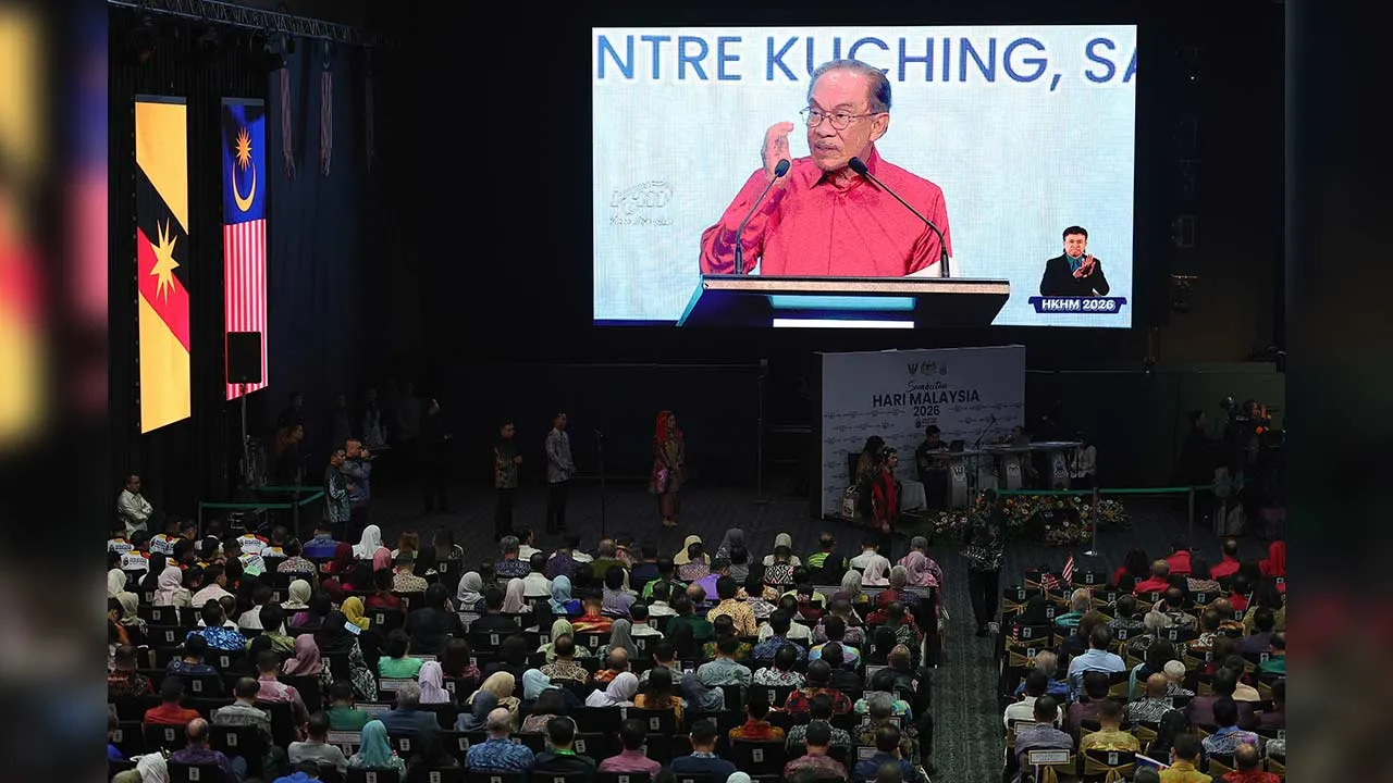 KUCHING, 16 Sept - Perdana Menteri Datuk Seri Anwar Ibrahim berucap pada Sambutan Hari Malaysia Peringkat Kebangsaan 2026 di Pusat Konvensyen Borneo Kuching malam ini. - fotoBERNAMA (2026) HAK CIPTA TERPELIHARA