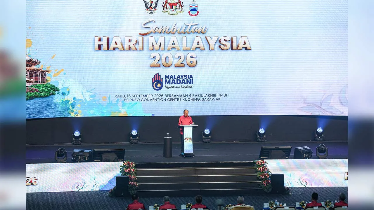 KUCHING, 16 Sept - Perdana Menteri Datuk Seri Anwar Ibrahim berucap pada Sambutan Hari Malaysia Peringkat Kebangsaan 2026 di Pusat Konvensyen Borneo Kuching malam ini. - fotoBERNAMA (2026) HAK CIPTA TERPELIHARA