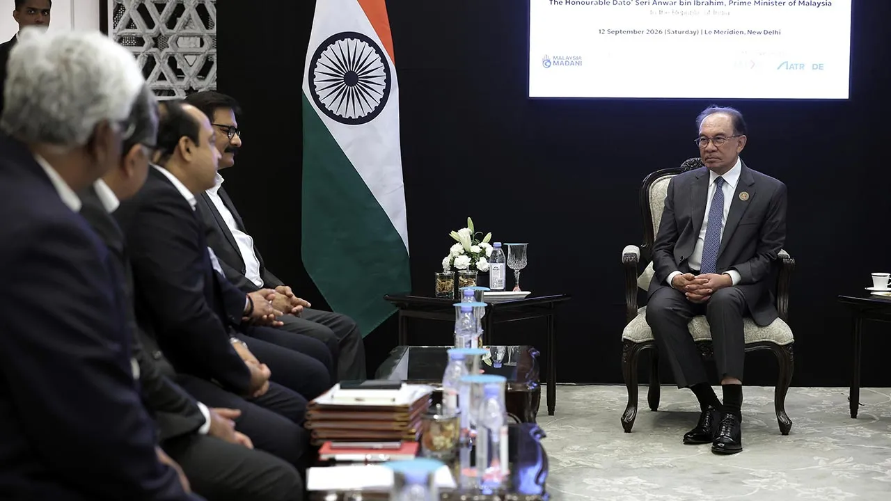 NEW DELHI, 12 Sept - Perdana Menteri Datuk Seri Anwar Ibrahim mengadakan pertemuan perniagaan secara satu-satu dengan beberapa syarikat terkemuka semasa lawatannya ke Sidang Kemuncak Pemimpin BRICS ke-18 di New Delhi, India hari ini. - fotoBERNAMA (2026) HAK CIPTA TERPELIHARA