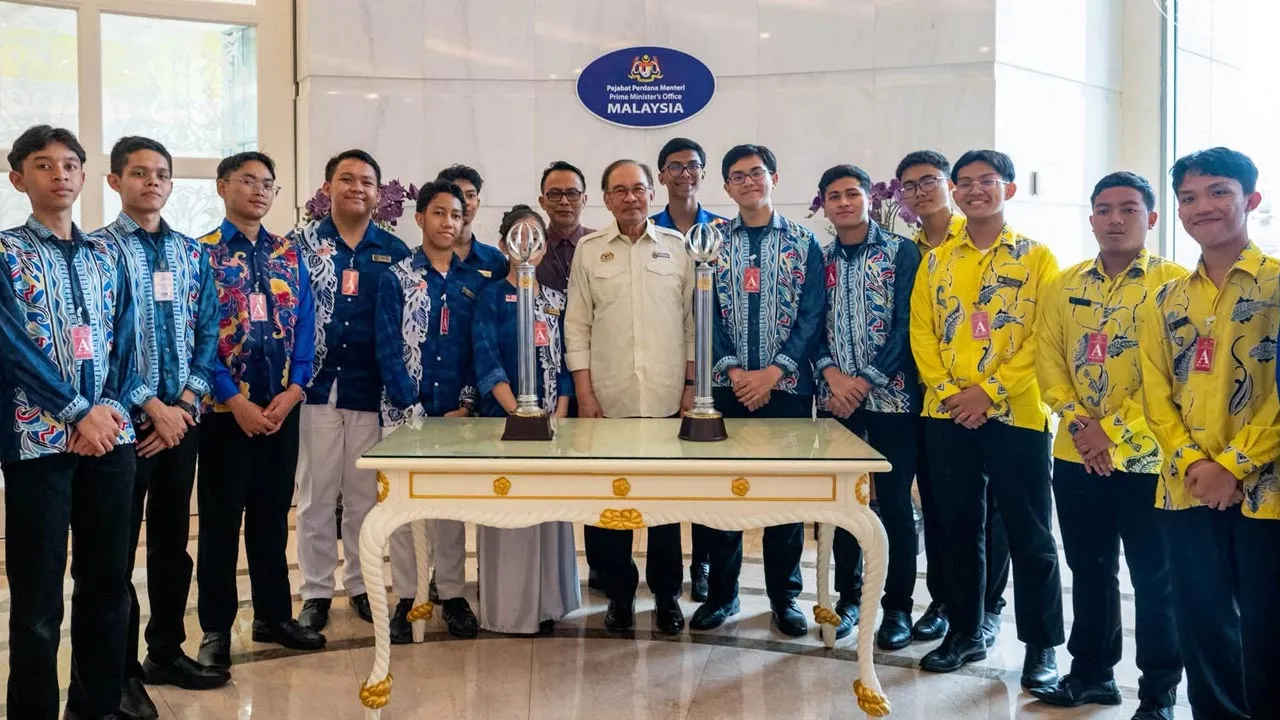 Usai Mesyuarat Jemaah Menteri, saya berkesempatan meraikan peserta Pertandingan Akhir Bahas Piala Perdana Menteri Edisi Ke-51 yang akan berlangsung esok di Universiti Multimedia, Cyberjaya. -- Fb Anwar Ibrahim