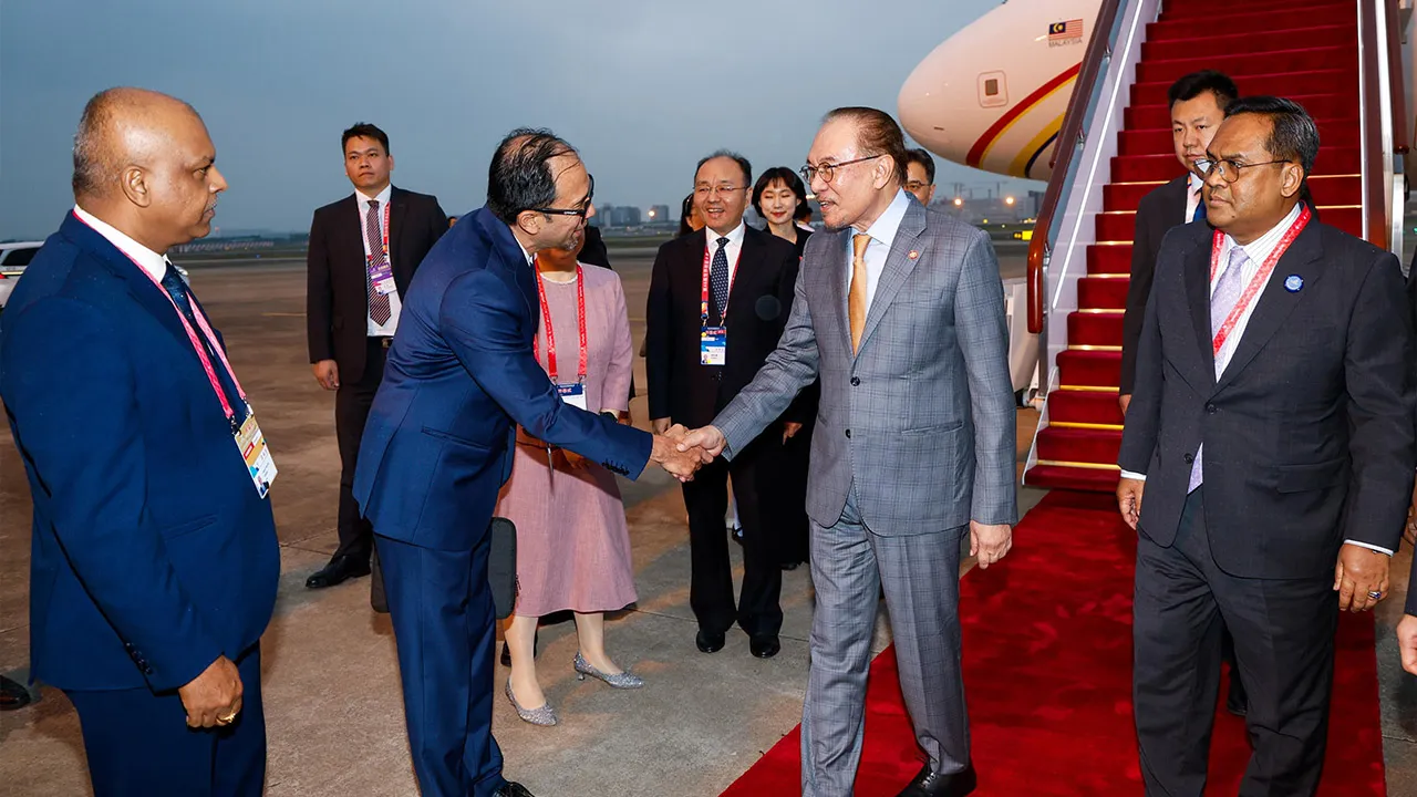 SHANGHAI, Sept 22 - Prime Minister Datuk Seri Anwar Ibrahim arrives at Shanghai Hongqiao International Airport today for a three-day working visit to China. He is welcomed by the Consul General of Malaysia in Shanghai, Abdullah Ma'amor Ibrahim. - fotoBERNAMA