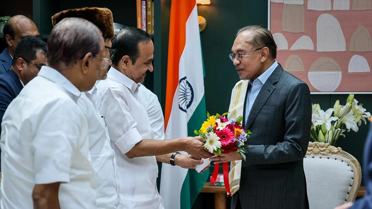 KERALAM (INDIA), 14 Sept - Perdana Menteri Datuk Seri Anwar Ibrahim menerima cenderamata daripada Ketua Menteri Keralam V. D. Satheesan semasa pertemuan dengan pemimpin itu di Calicut hari ini. - fotoBERNAMA (2026) HAK CIPTA TERPELIHARA KERALAM (INDIA), Sept 14 - Prime Minister Datuk Seri Anwar Ibrahim receives a memento from Keralam Chief Minister V. D. Satheesan during their meeting in Calicut today. - fotoBERNAMA (2026) COPYRIGHT RESERVED