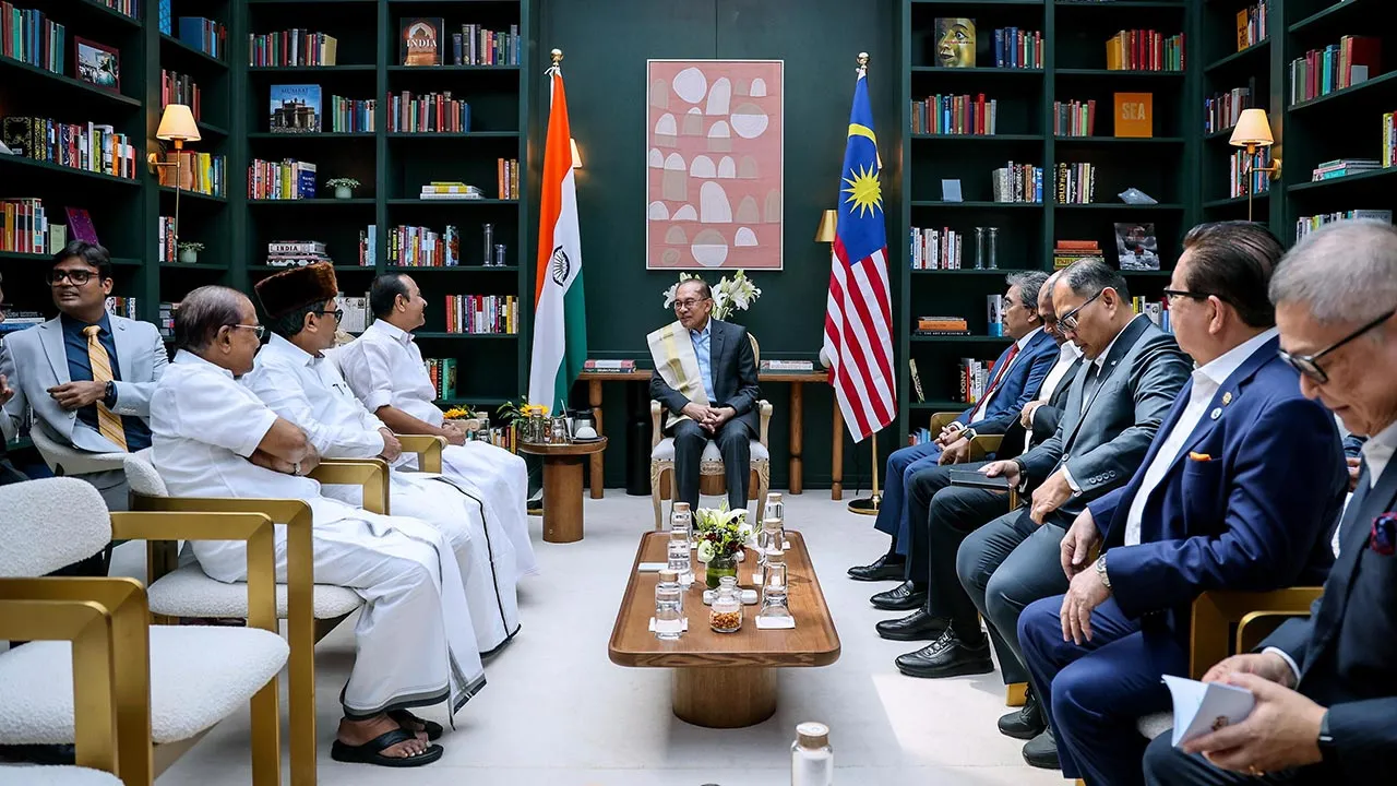 KERALAM (INDIA), 14 Sept - Perdana Menteri Datuk Seri Anwar Ibrahim mengadakan pertemuan dengan Ketua Menteri Keralam V. D. Satheesan di Calicut, hari ini bagi membincangkan kerjasama dua hala antara Malaysia dengan Keralam. - fotoBERNAMA (2026) HAK CIPTA TERPELIHARA KERALAM (INDIA), Sept 14 - Prime Minister Datuk Seri Anwar Ibrahim meets Keralam Chief Minister V. D. Satheesan in Calicut today to discuss bilateral cooperation between Malaysia and Keralam. - fotoBERNAMA (2026) COPYRIGHT RESERVED
