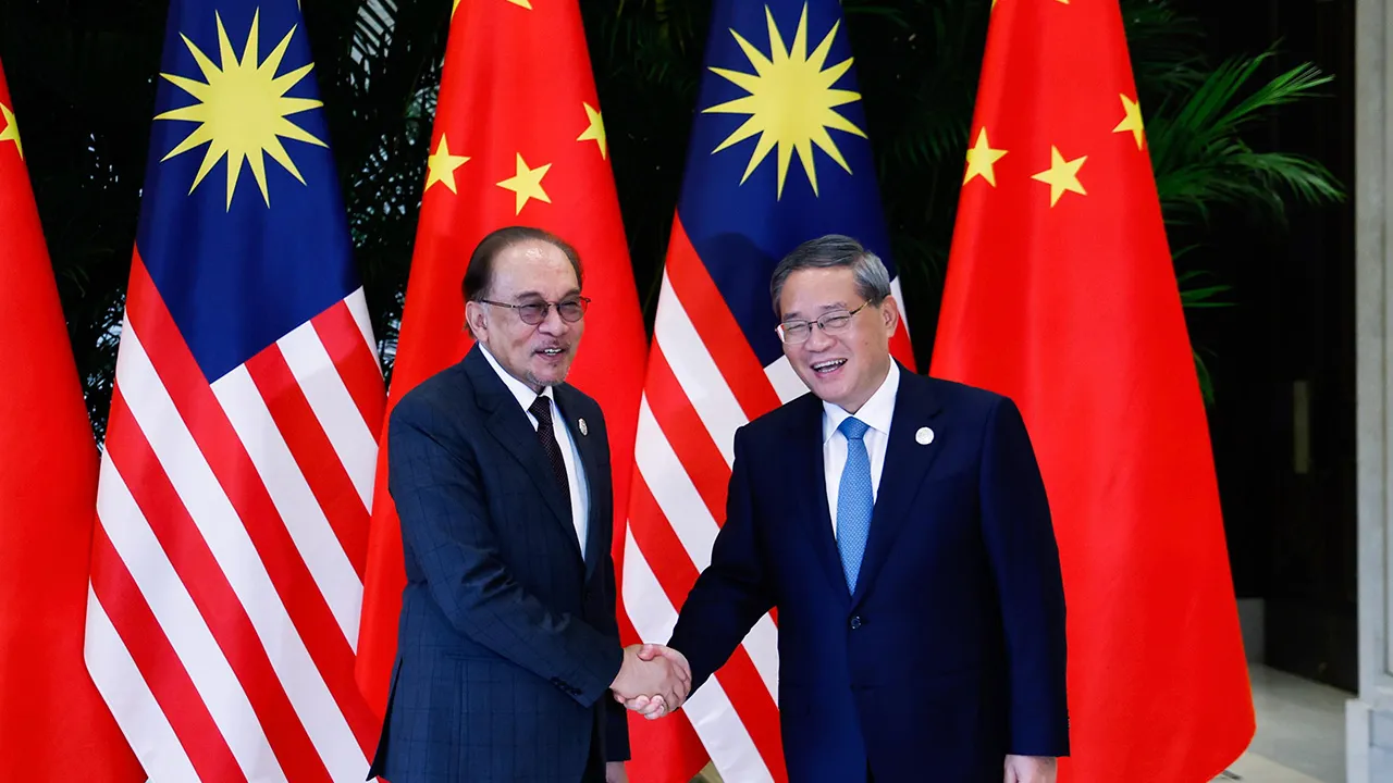 HANGZHOU, Sept 24 - Prime Minister Datuk Seri Anwar Ibrahim with Chinese Premier Li Qiang at Mingyuan Hall West Lake (Xihu) State Guest House here today. - fotoBERNAMA
