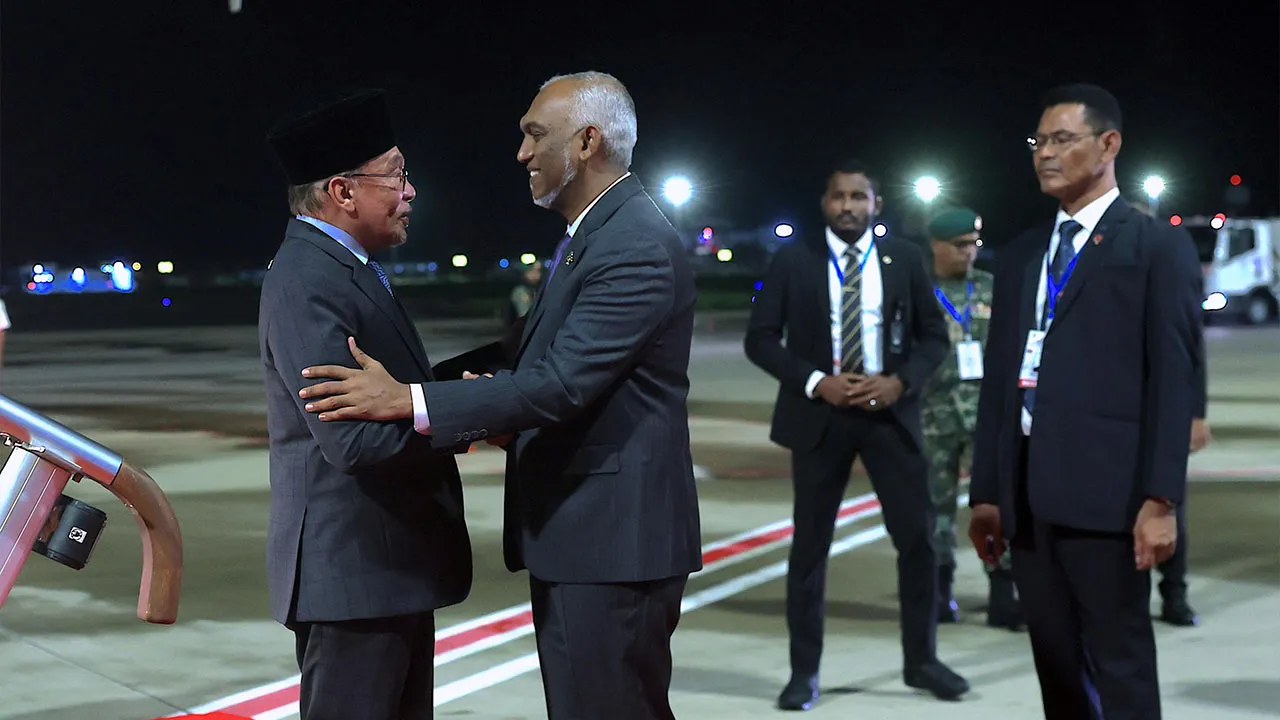 MALE, 14 Sept - Presiden Maldives Dr Mohamed Muizzu menyambut Perdana Menteri Datuk Seri Anwar Ibrahim setibanya di Lapangan Terbang Antarabangsa Velana bagi memulakan lawatan rasmi dua hari beliau ke Maldives malam ini. - fotoBERNAMA 