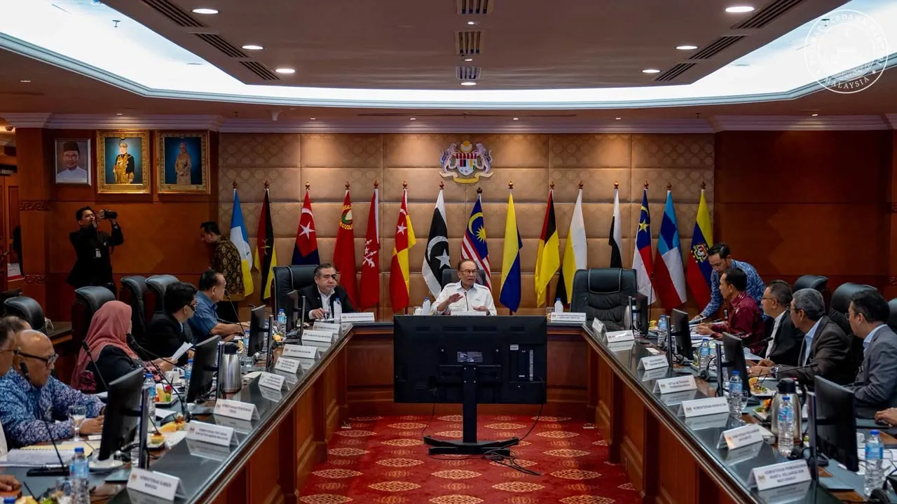 Isu projek pembangunan yang berstatus sakit, lewat daripada jadual serta kelembapan dalam perbelanjaan peruntukan yang telah diluluskan antara yang dibangkitkan dan disentuh sewaktu Mesyuarat Majlis Tindakan Pembangunan Negara Bilangan 1 Tahun 2026 yang saya pengerusikan petang tadi. -- FB Anwar Ibrahim