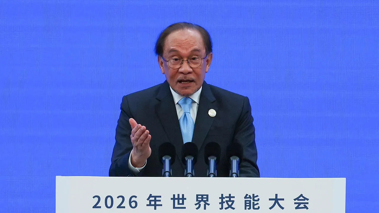 SHANGHAI, 23 Sept - Perdana Menteri Datuk Seri Anwar Ibrahim menyampaikan ucaptama pada sesi pleno Persidangan WorldSkills 2026, yang bertemakan "Shaping a Skills-Driven Future " di Pusat Pameran dan Konvensyen Kebangsaan (NECC) pada Rabu. - fotoBERNAMA (2026) HAK CIPTA TERPELIHARA