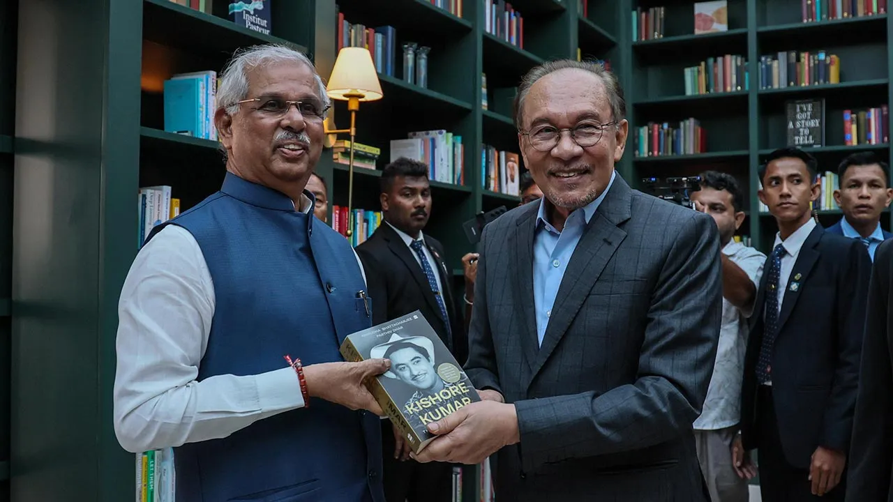 KERALAM, 14 Sept - Perdana Menteri Datuk Seri Anwar Ibrahim menerima cenderahati daripada Gabenor Keralam Rajendra Vishwanath Arlekar ketika mengadakan pertemuan dua hala di Calicut hari ini. - fotoBERNAMA (2026) HAK CIPTA TERPELIHARA