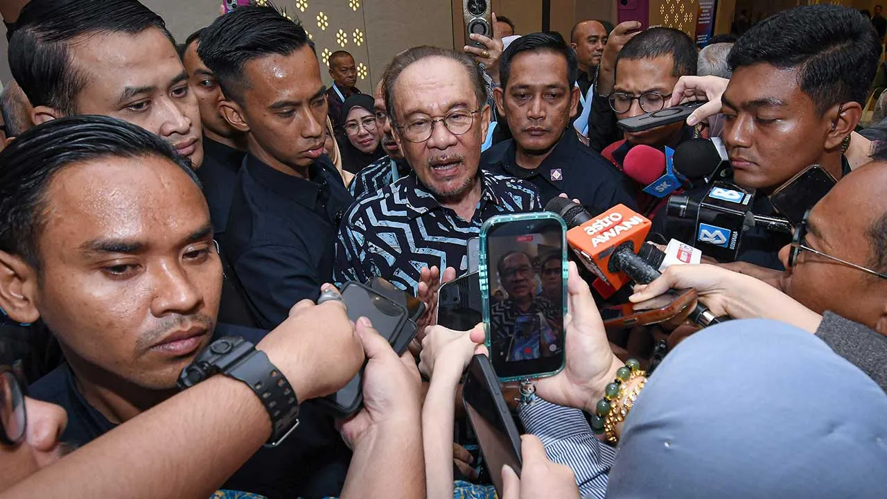SHAH ALAM, 20 Sept - Perdana Menteri Datuk Seri Anwar Ibrahim (tengah) semasa sidang media ketika hadir ke Majlis Hi-Tea Reunion Perintis Reformis di Pusat Dagangan Antarabangsa Selangor (SITC) Seksyen 14 Shah Alam hari ini. - fotoBERNAMA (2026) HAK CIPTA TERPELIHARA