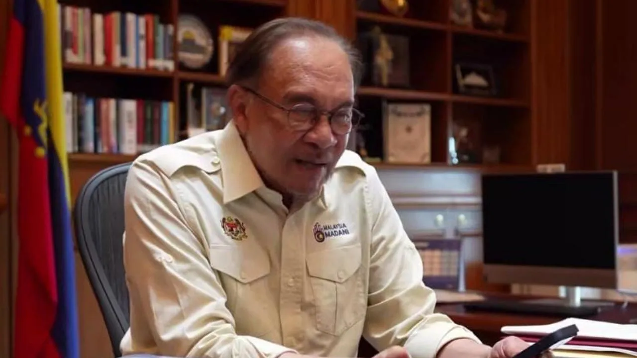 Saya baru menghubungi saudara Bee Sham Ahmad, ayahanda kepada Allahyarham Kapten Zainol Afiq, bagi menyampaikan salam takziah dari pihak saya, Azizah dan keluarga kepada seluruh keluarga besar Allahyarham. -- FB Anwar Ibrahim