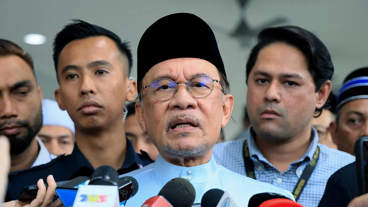 PUTRAJAYA, 18 Sept - Perdana Menteri Datuk Seri Anwar Ibrahim bercakap kepada pemberita selepas menunaikan Solat Jumaat di Surau Nur Perdana hari ini. - fotoBERNAMA (2026) HAK CIPTA TERPELIHARA