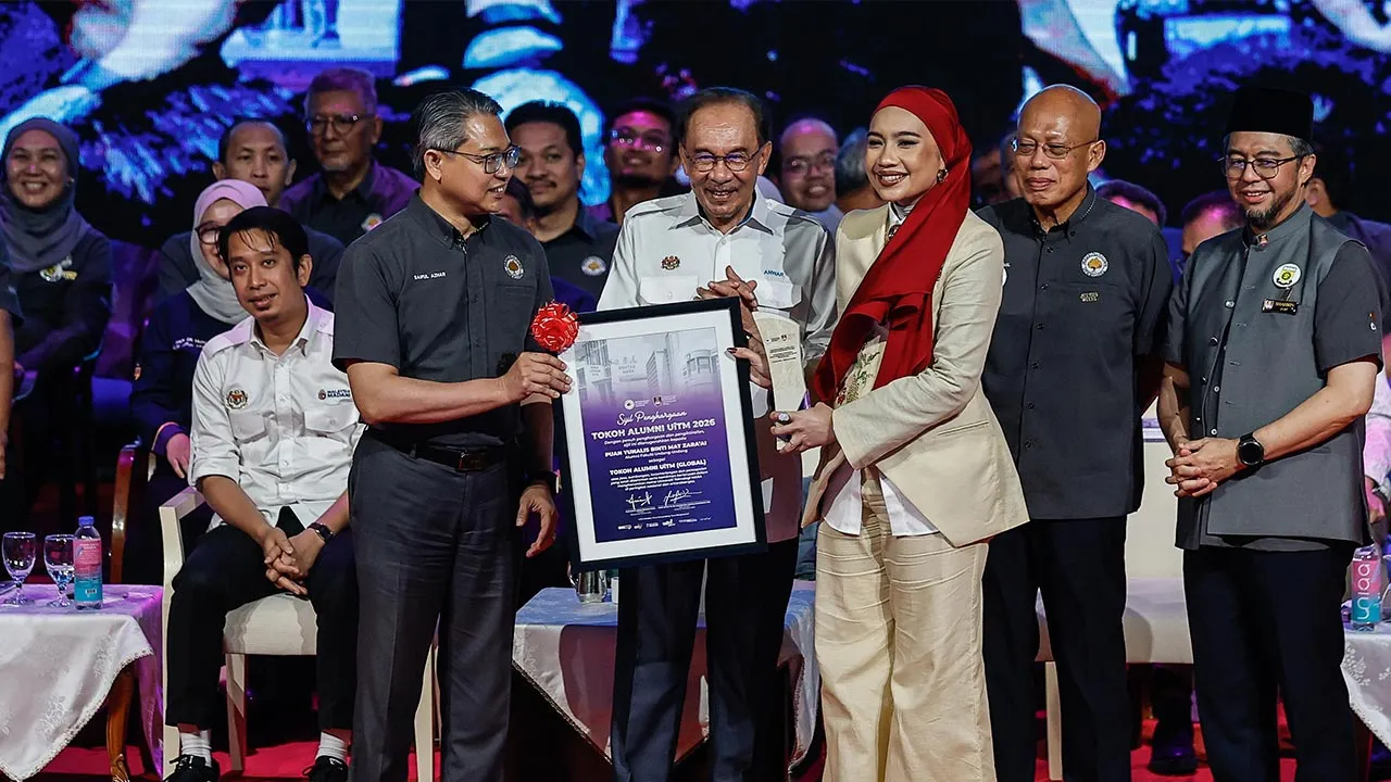 SHAH ALAM, 26 Sept - Perdana Menteri Datuk Seri Anwar Ibrahim menyampaikan Tokoh Alumni Universiti Teknologi MARA (UiTM) Global kepada Alumni Fakulti Undang-Undang Yunalis Mat Zara "'ai pada Majlis Himpunan Mesra Alumni UiTM di Dewan Agung Tuanku Canselor, UiTM Shah Alam hari ini. - fotoBERNAMA (2026) HAK CIPTA TERPELIHARA
