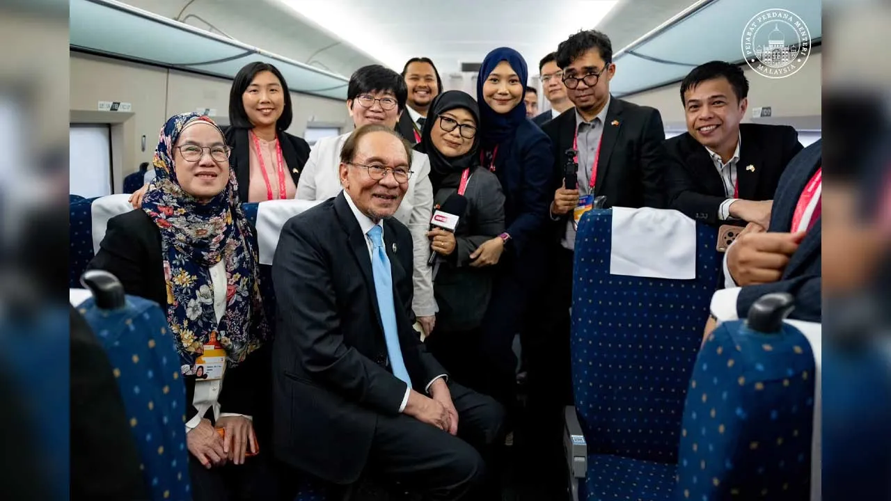 Usai menghadiri Sesi Pleno Pembukaan Persidangan WorldSkills Shanghai 2026, saya dan rombongan Malaysia menuju ke Hangzhou dengan menaiki kereta api berkelajuan tinggi.