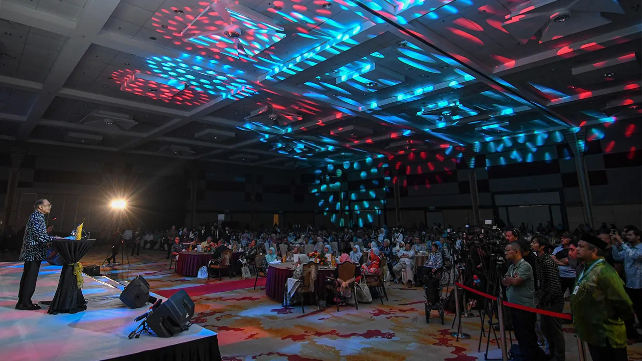 SHAH ALAM, 20 Sept - Perdana Menteri Datuk Seri Anwar Ibrahim (kiri) berucap ketika hadir ke Majlis Hi-Tea Reunion Perintis Reformis di Pusat Dagangan Antarabangsa Selangor (SITC) Seksyen 14 Shah Alam hari ini. - fotoBERNAMA