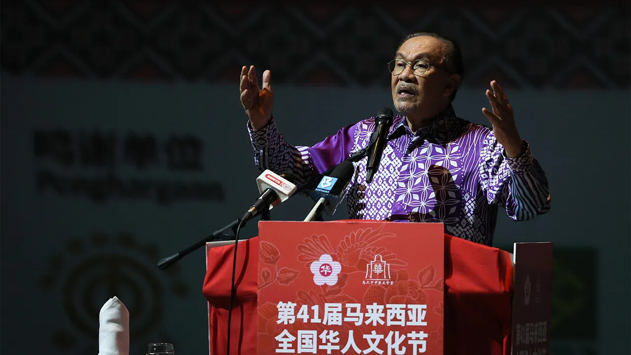 ALOR GAJAH, 20 Sept - Perdana Menteri Datuk Seri Anwar Ibrahim menyampaikan ucapan pada Majlis Perasmian Pesta Kebudayaan Cina Malaysia Kali Ke-41 di Encore Theatre Melaka, Klebang di sini hari ini. - fotoBERNAMA