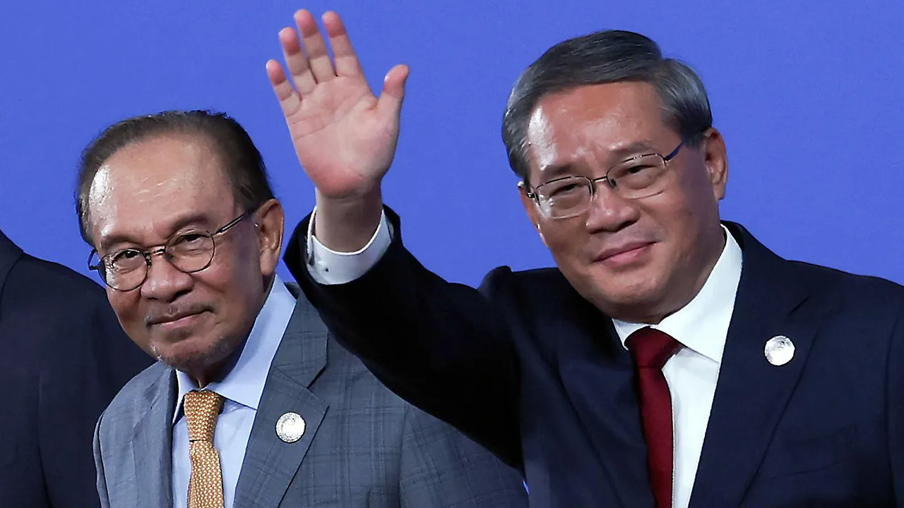 SHANGHAI, 22 Sept - Perdana Menteri Datuk Seri Anwar Ibrahim bersama Perdana Menteri China Li Qiang menghadiri Pertandingan WorldSkills ke-48 Shanghai 2026 di Shanghai World Expo Cultural Center di sini hari ini. Pertandingan yang berlangsung dari 22 hingga 27 September itu menghimpunkan lebih 1,400 peserta muda dari lebih 70 negara dan wilayah bagi mempamerkan kemahiran dalam pelbagai bidang vokasional dan teknikal. Malaysia menghantar 22 peserta dalam 21 bidang kemahiran menerusi agenda "Road to Gold ", d