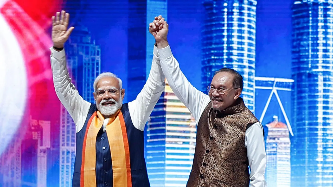 KUALA LUMPUR, 7 Feb - Perdana Menteri Datuk Seri Anwar Ibrahim (kanan) bersama Perdana Menteri India Narendra Modi (kiri) pada Program Bersama Komuniti India sempena lawatan rasmi dua hari Perdana Menteri India ke Malaysia di Pusat Konvensyen dan Pameran Antarabangsa Mines (MIECC) hari ini. - fotoBERNAMA (2026) HAK CIPTA TERPELIHARA