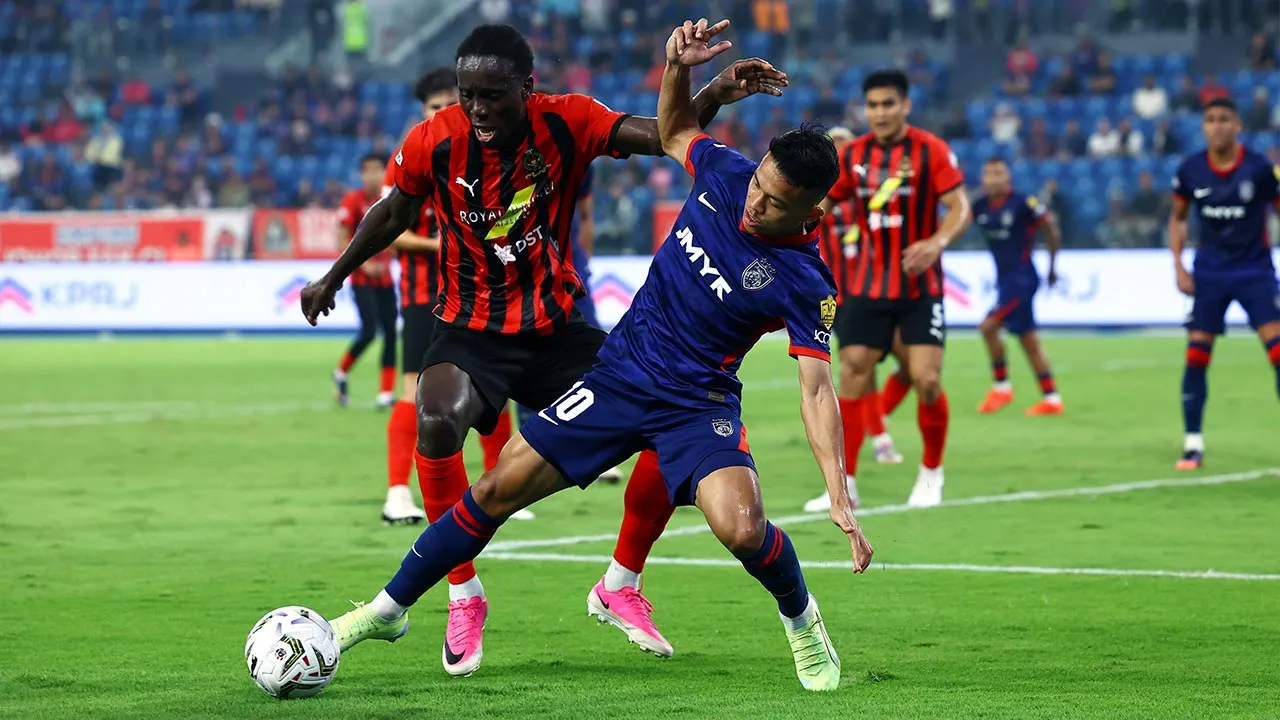 ISKANDAR PUTERI, 4 Sept - Pemain JDT Arif Aiman Mohd Hanafi diasak Pertahanan DPMM FC Ebenezer Abban pada perlawanan Liga Super di Stadium Sultan Ibrahim hari ini. Kedudukan separuh masa kedua JDT 2- 0 DPMM FC. - fotoBERNAMA(2026) HAK CIPTA TERPELIHARA
