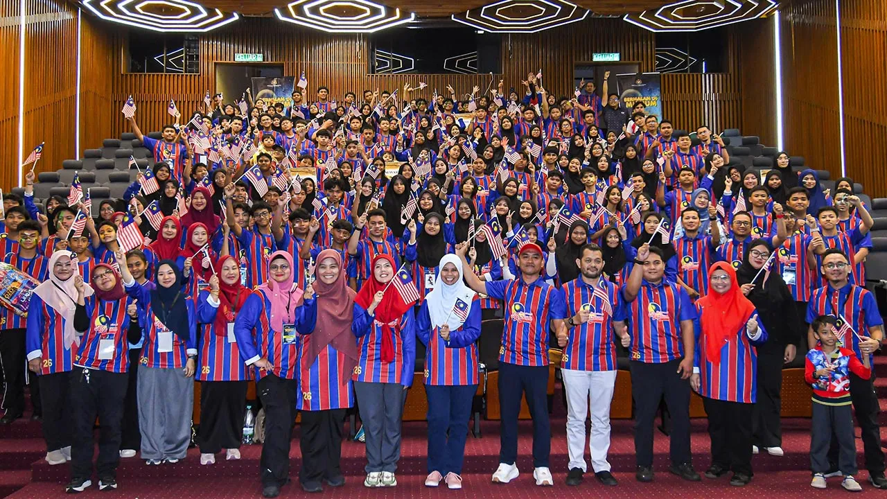 SHAH ALAM, 16 Sept - Ketua Pegawai Eksekutif Perbadanan Adat Melayu dan Warisan Negeri Selangor Aslynda Mohd Dahlan (tengah) bergambar bersama para peserta sambil mengibarkan Jalur Gemilang sempena sambutan Hari Malaysia pada Program Bermalam Di Muzium Peringkat Negeri Selangor di Muzium Sultan Alam Shah Seksyen 14 Shah Alam hari ini. - fotoBERNAMA (2026) HAK CIPTA TERPELIHARA