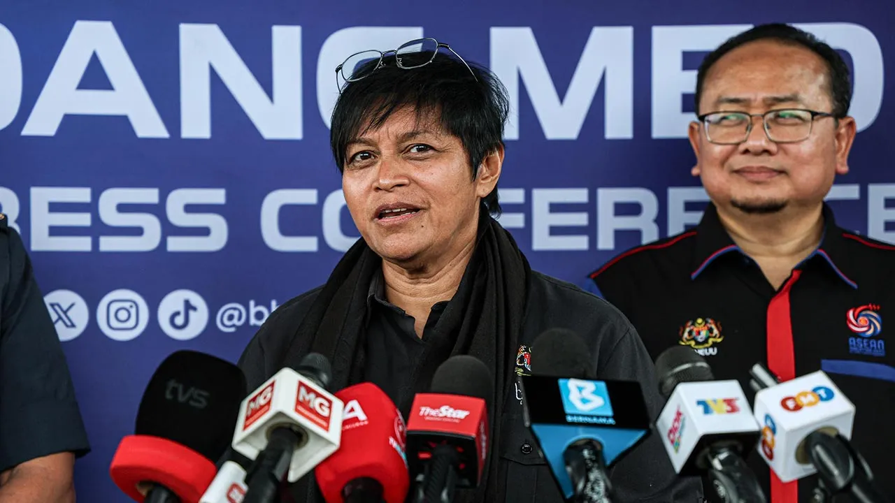 KUALA LUMPUR, 23 Sept - Menteri di Jabatan Perdana Menteri (Undang-Undang dan Reformasi Institusi) Datuk Seri Azalina Othman Said (tengah) bercakap kepada pemberita selepas Program Literasi Akta Antibuli (Akta 876) dan Peranan Tribunal bagi Antibuli (TAB) di Maktab Tentera Diraja hari ini. - fotoBERNAMA (2026) HAK CIPTA TERPELIHARA
