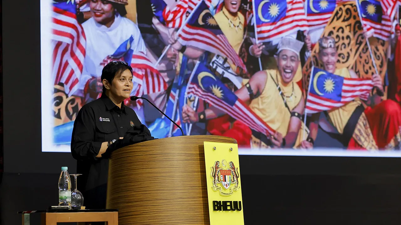 PUTRAJAYA, 3 Ogos - Menteri di Jabatan Perdana Menteri (Undang-Undang dan Reformasi Institusi) Datuk Seri Azalina Othman Said menyampaikan ucapan pada Perhimpunan Bulanan Menteri di Jabatan Perdana Menteri (Undang-Undang dan Reformasi Institusi) Ogos 2026 di Bahagian Hal Ehwal Undang-Undang (BHEUU) hari ini. - fotoBERNAMA