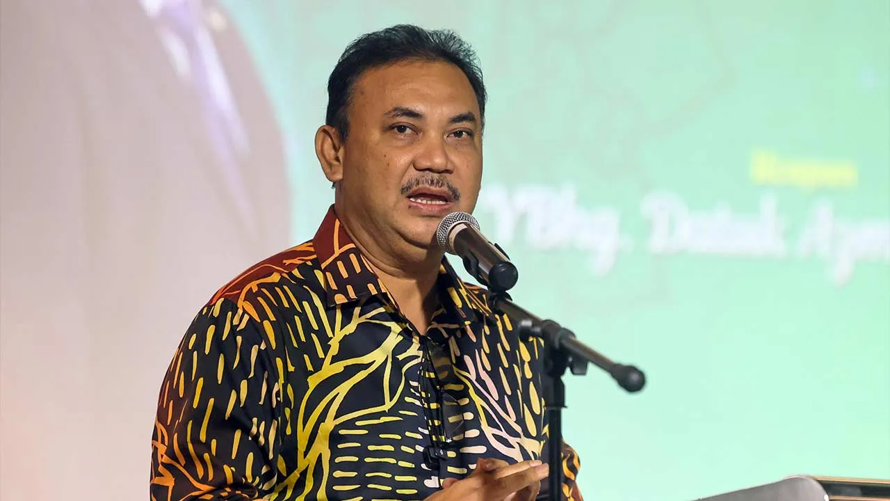KUALA LUMPUR, 9 Feb - Setiausaha Politik kepada Perdana Menteri Datuk Azman Abidin berucap pada Program Ceria Ramadan dan Tahun Baharu Cina 2026 di sini hari ini. Seramai 100 orang daripada golongan asnaf, anak yatim dan warga emas di Parlimen Bandar Tun Razak serta penggiat seni tempatan yang kurang berkemampuan menerima sumbangan menerusi program anjuran Pejabat Parlimen Bandar Tun Razak dengan kerjasama Perbadanan Kemajuan Filem Nasional Malaysia (FINAS). - fotoBERNAMA (2026) HAK CIPTA TERPELIHARA