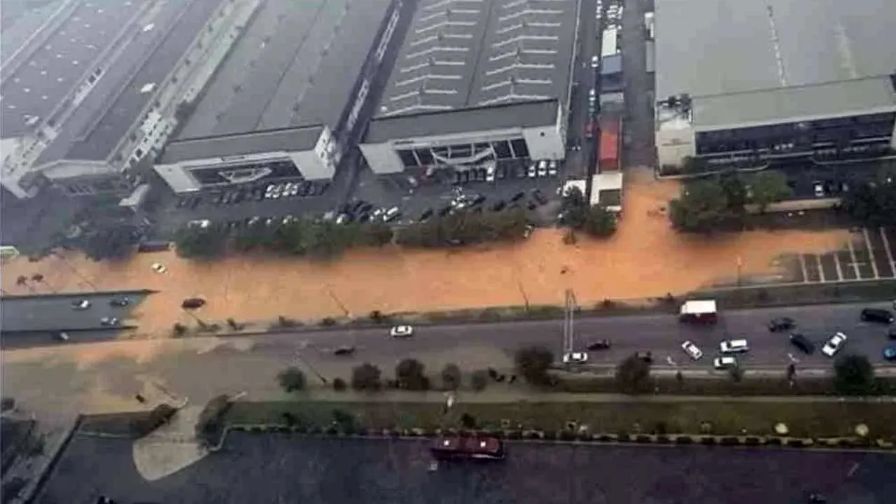 Perkongsian menerusi aplikasi Threads memaparkan keadaan beberapa laluan utama yang dinaiki air sehingga menyebabkan pergerakan kenderaan terjejas. Foto media sosial
