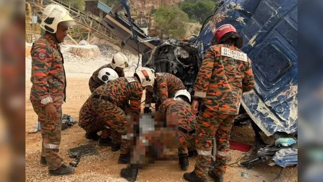 Anggota bomba menjalankan kerja-kerja penyelamatan menggunakan peralatan hidraulik bagi mengeluarkan mangsa yang tersepit di dalam kenderaan. - Foto: JBPM