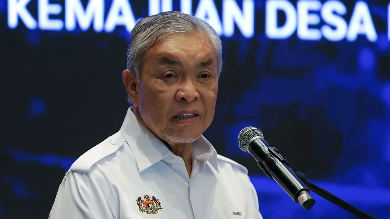 Cyberjaya , 7 September 2026. Timbalan Perdana Menteri , Datuk Seri AHmad Zahid Hamidi dan Menteri Komunikasi Datuk Seri Fahmi Fadzil melawat reruai usahawan NADI berikutan Majlis Sesi Pembukaan Bengkel Kerjasama Strategik Pusat Komuniti Desa, Kementerian Kemajuan Desa & Wilayah Dan Pusat Sebaran Maklumat Nasional (NADI) Kementerian Komunikasi di Auditorium MCMC.Astro AWANI / SHAHIR OMAR
