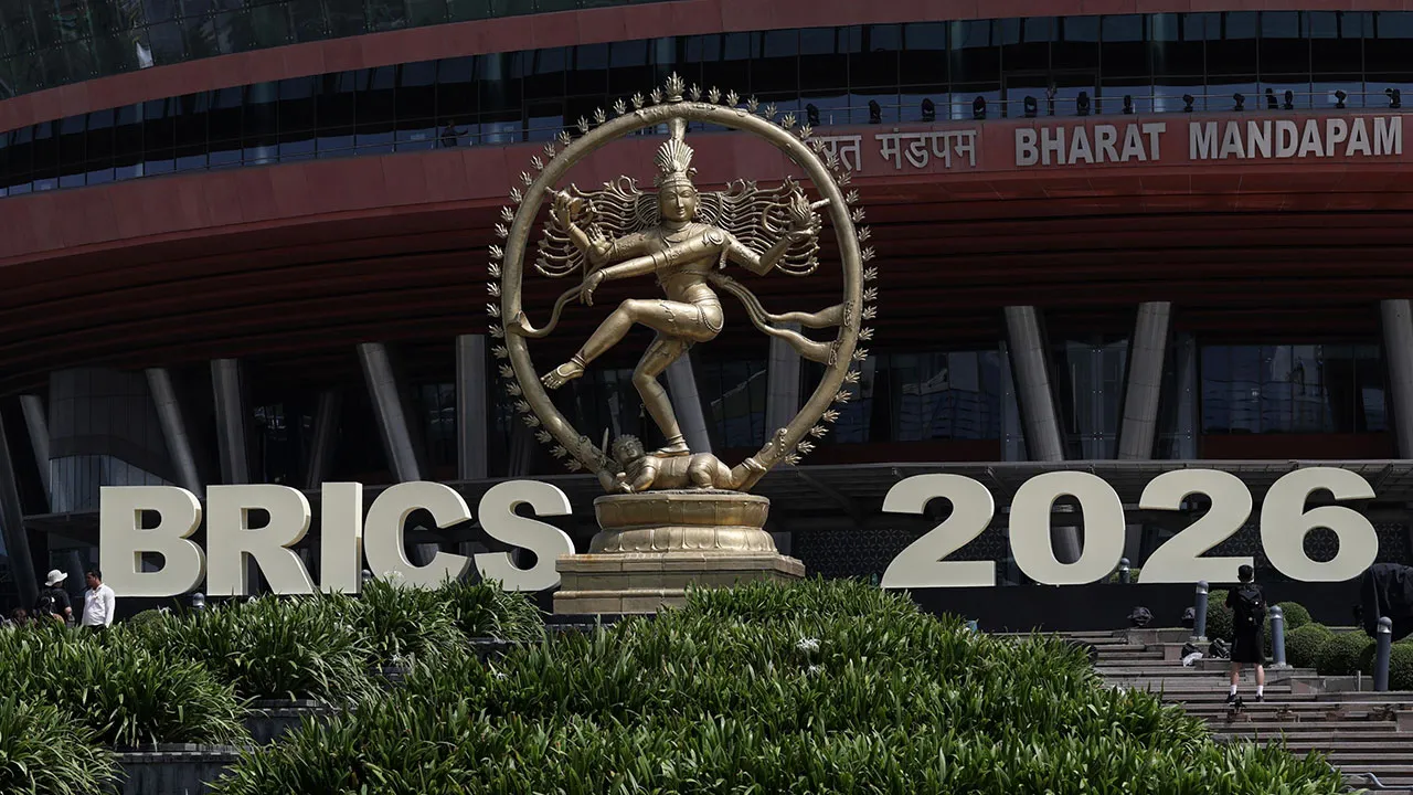 NEW DELHI, 10 Sept - Bharat Mandapam menjadi tumpuan apabila persiapan akhir giat dilakukan menjelang Sidang Kemuncak BRICS ke-18 2026 yang akan berlangsung di New Delhi pada 12 dan 13 Sept ini. Pusat pameran dan konvensyen itu bakal menerima kehadiran pemimpin serta delegasi dari negara anggota dan negara rakan BRICS bagi sidang kemuncak dua hari berkenaan. Malaysia akan menyertai sidang kemuncak itu sebagai Negara Rakan BRICS, dengan Perdana Menteri Datuk Seri Anwar Ibrahim dijadual menghadirinya. - fotoB