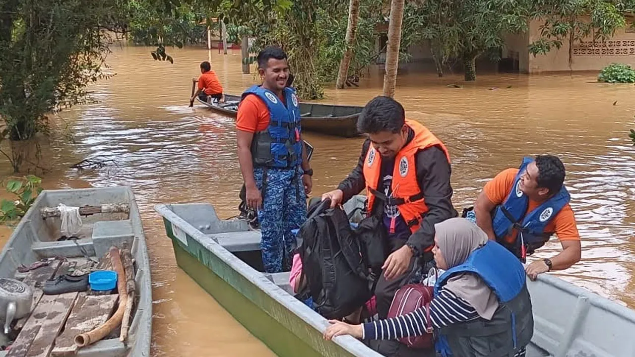 OPERASI PEMINDAHAN MANGSA BANJIR  LIMAU KASTURI, GUA MUSANG  20 SEPTEMBER 2026 Angkatan Pertahanan Awam Malaysia (APM) Daerah Gua Musang telah melaksanakan operasi pemindahan mangsa banjir di sekitar Limau Kasturi, Gua Musang susulan peningkatan paras air yang menjejaskan beberapa kawasan penempatan penduduk._FB APM Gua musang