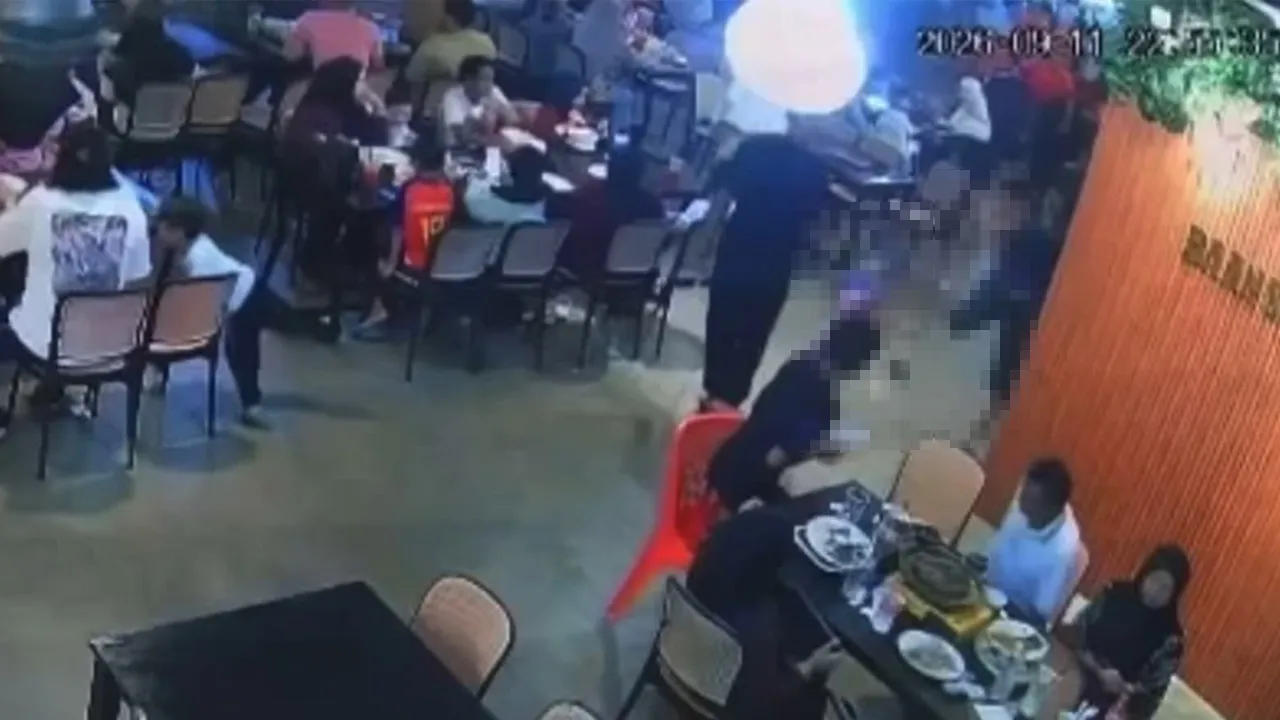 Bodohnya jadi ayah . Walaupun tengah marah sekalipun, janganlah lepaskan geram dekat anak macam tu. Anak tu manusia, ada hati dan ada sakitnya. Kena terajang tu memang sakit weiii. kredit: Threads _aalifzulfaqar